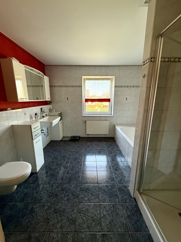 Tageslichtbad mit Wanne und Dusche Einfamilienhaus Coesfeld