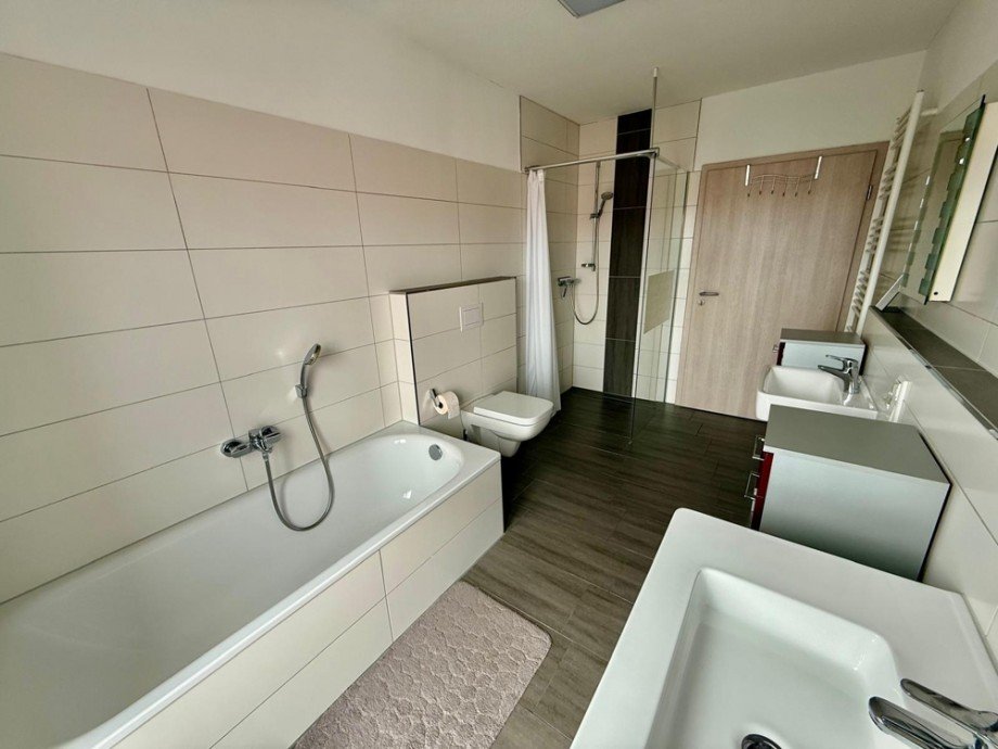 Tageslichtbad mit Badewanne und Dusche Dachgeschosswohnung Coesfeld